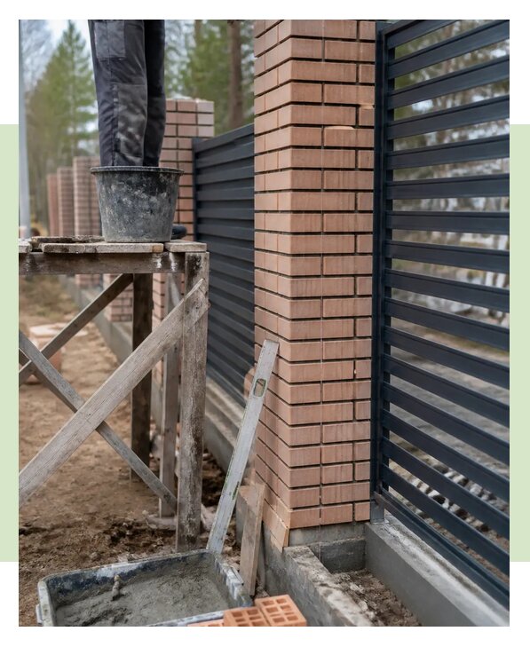 Монтаж кирпичных столбов для забора под ключ в Новочеркасске